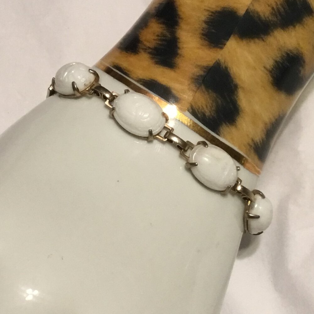 Very lovely and vintage white scarab bracelet w/ safety chain - Picture 2 of 9